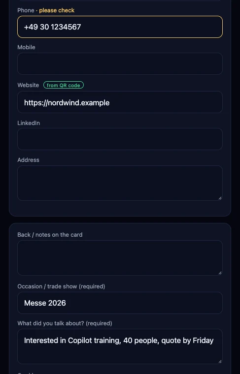 Review page of the app: phone marked yellow with »please check«, website green from the QR code, occasion and the note »What did you talk about?« filled in